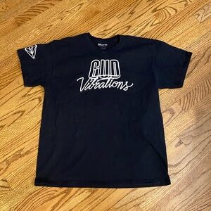 Men’s Large Black Gildan Gud Vibrations Slander Shirt